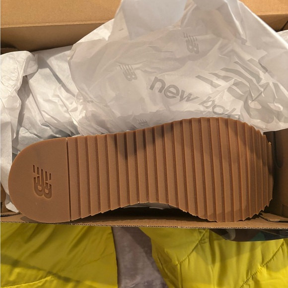 White platform New balance Sneaker with gum bottom - Picture 3 of 8